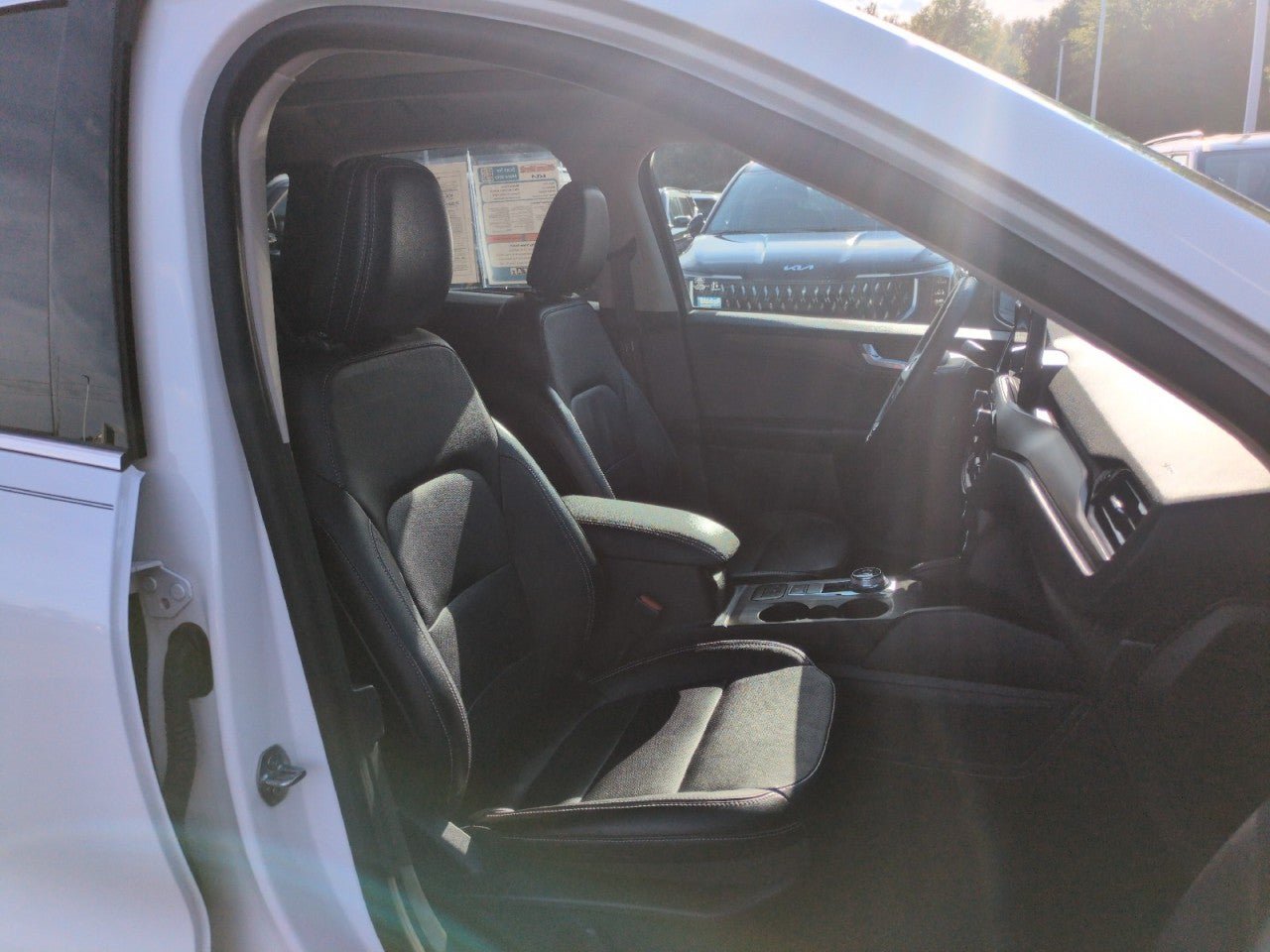 Used 2020 Ford Escape Titanium w/ Titanium Premium Package 2.0 AWD/4WD image 28