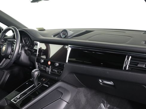 Certified 2026 Porsche Macan AWD/4WD image 24