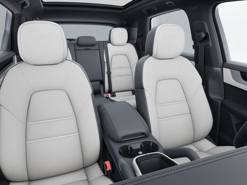Certified 2024 Porsche Cayenne AWD/4WD image 4