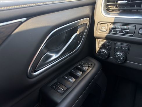 Used 2023 Chevrolet Suburban Premier image 12