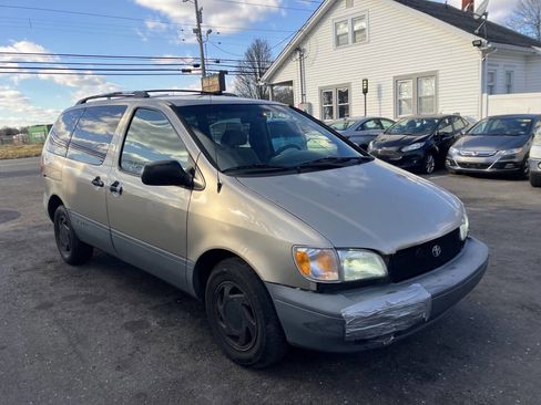 Used 2000 Toyota Sienna LE image 3