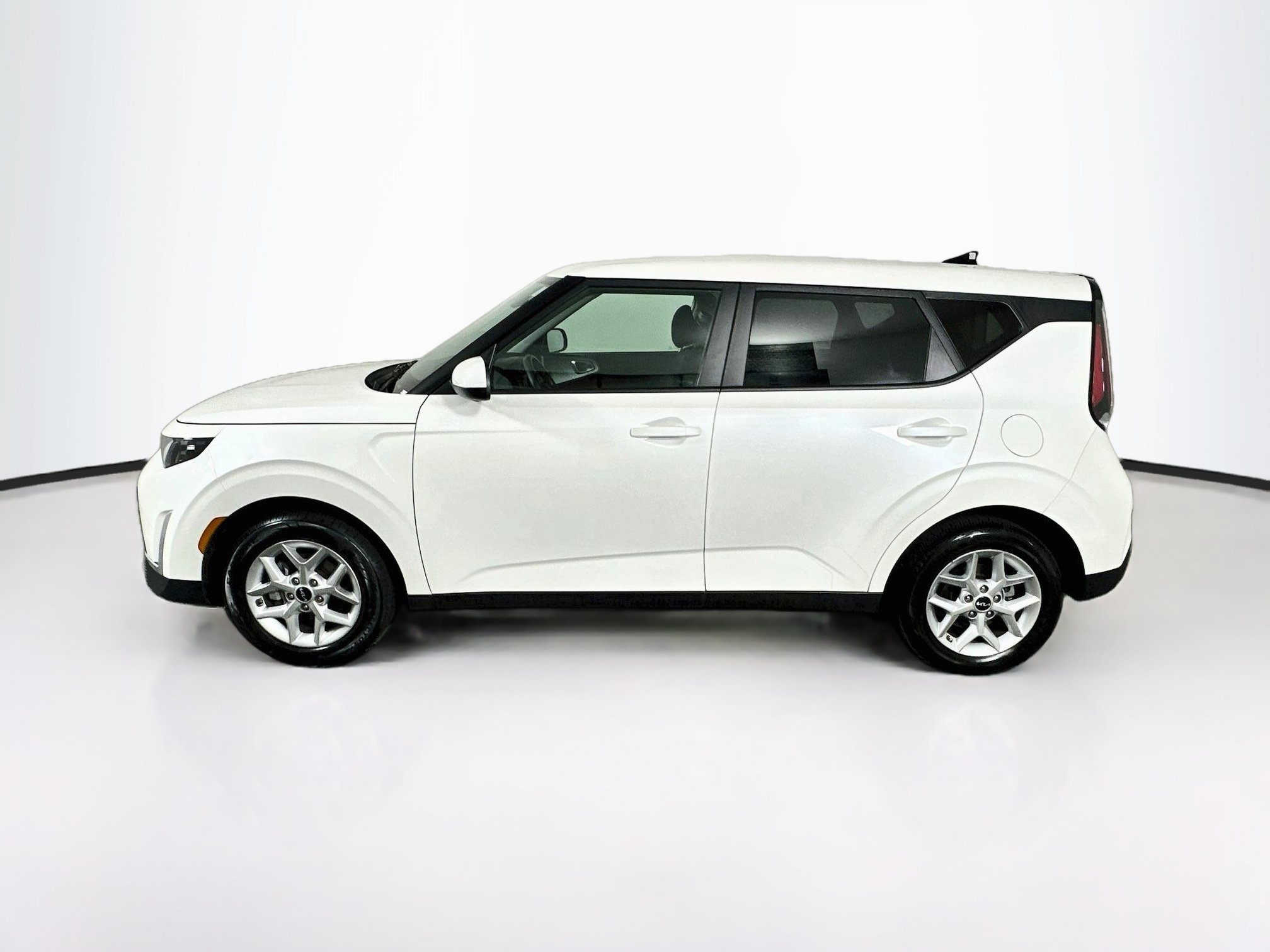 Used 2025 Kia Soul LX w/ LX Technology Package FWD image 4