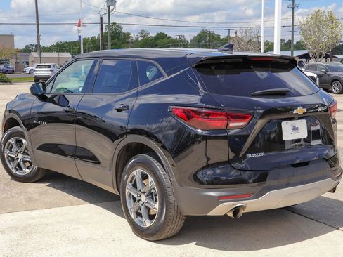Used 2025 Chevrolet Blazer LT FWD image 2