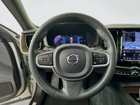 Used 2022 Volvo XC60 B5 Momentum w/ Advanced Package image 18