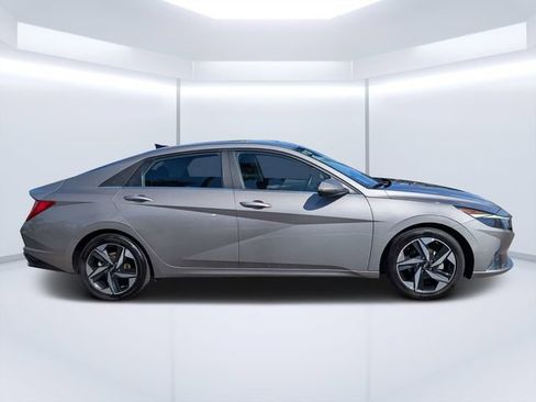 Used 2022 Hyundai Elantra SEL w/ Convenience + Premium Package FWD image 2