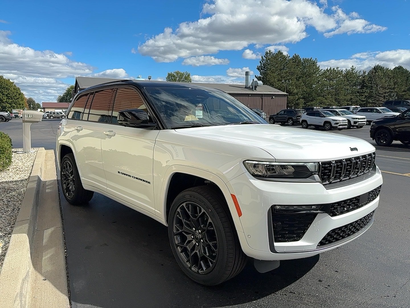 New 2027 Jeep Grand Cherokee Summit AWD/4WD image 4