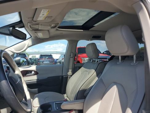 Used 2017 Chrysler Pacifica Limited FWD image 10