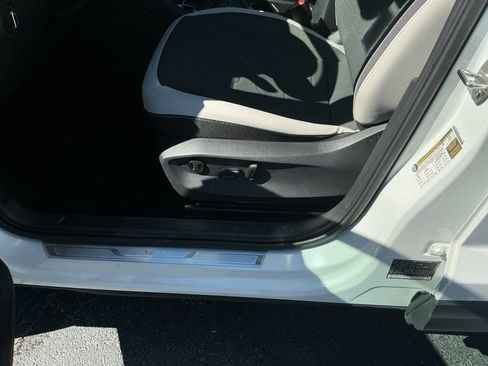 Certified 2025 Volkswagen Taos SE image 34