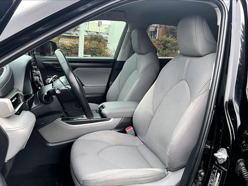 Used 2022 Toyota Highlander LE image 23