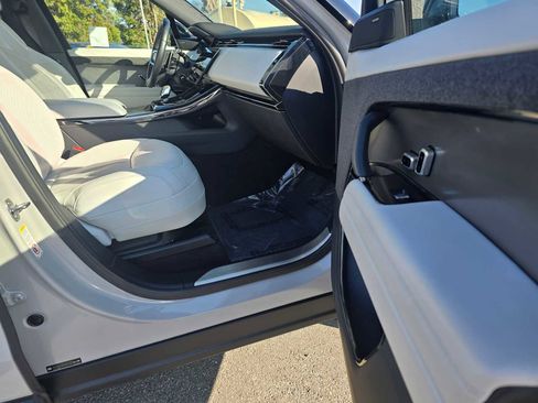 Used 2024 Land Rover Range Rover Sport SE image 10