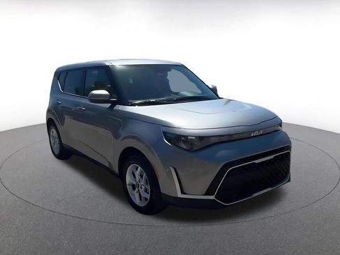 Used 2025 Kia Soul LX w/ LX Technology Package FWD image 3