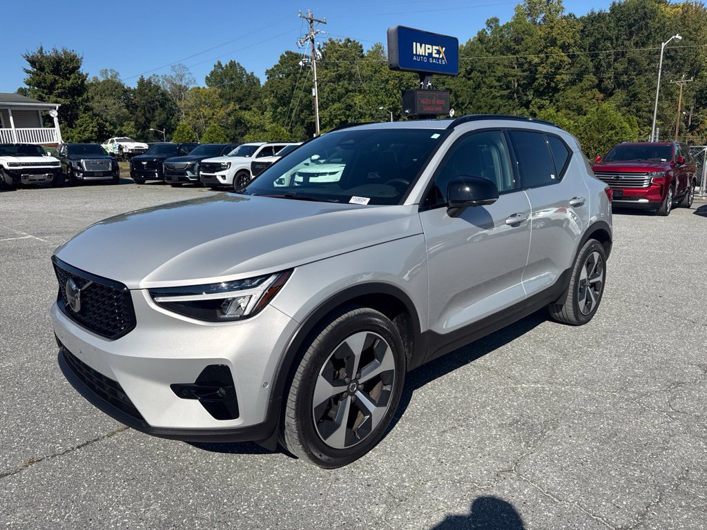 Used 2025 Volvo XC40 B5 Plus AWD/4WD image 1