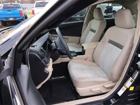 Used 2012 Toyota Camry L image 8