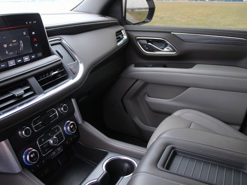 Used 2023 GMC Yukon SLT w/ SLT Luxury Package image 16