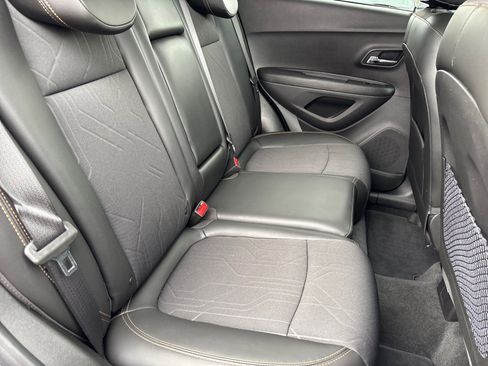 Used 2020 Chevrolet Trax LT w/ LT Convenience Package image 18