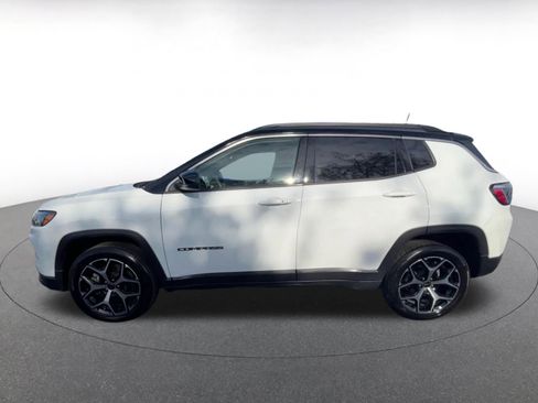 Used 2025 Jeep Compass Limited image 9