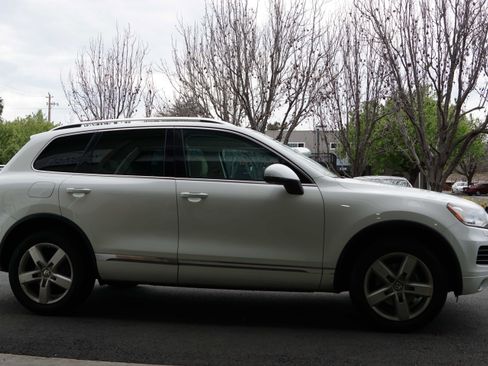 Used 2014 Volkswagen Touareg TDI image 10