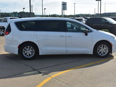 Used 2024 Chrysler Pacifica Touring-L FWD image 4