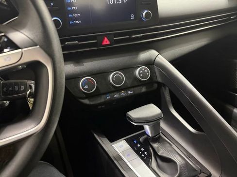 Used 2021 Hyundai Elantra SE image 16