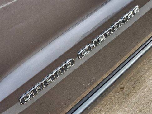 Used 2017 Jeep Grand Cherokee Limited w/ Luxury Group II image 10