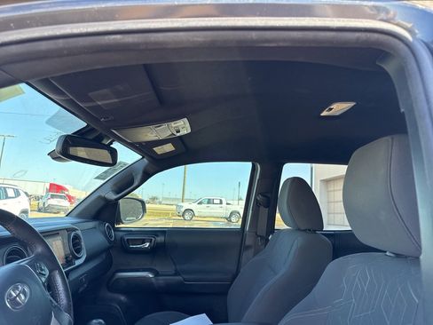 Used 2018 Toyota Tacoma TRD Sport image 12