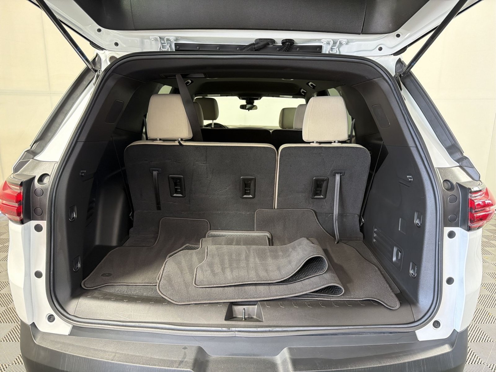 Used 2023 Chevrolet Traverse LS FWD image 19