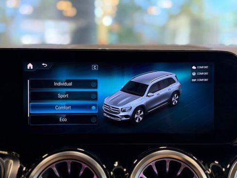 Used 2023 Mercedes-Benz GLB 250 4MATIC w/ Premium Package image 40