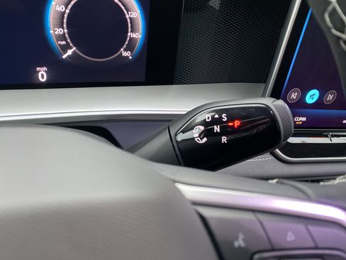 New 2025 Volkswagen Tiguan SE image 18