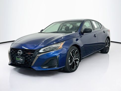 Used 2023 Nissan Altima 2.5 SR w/ SR Premium Package FWD image 3