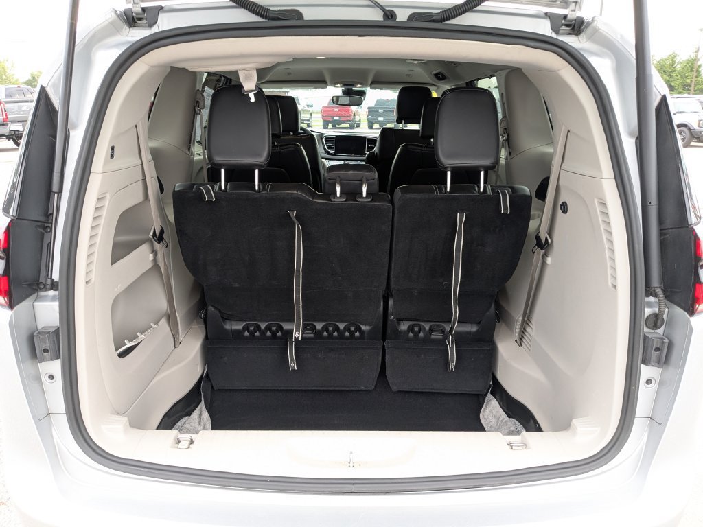 Used 2024 Chrysler Pacifica Touring-L FWD image 19