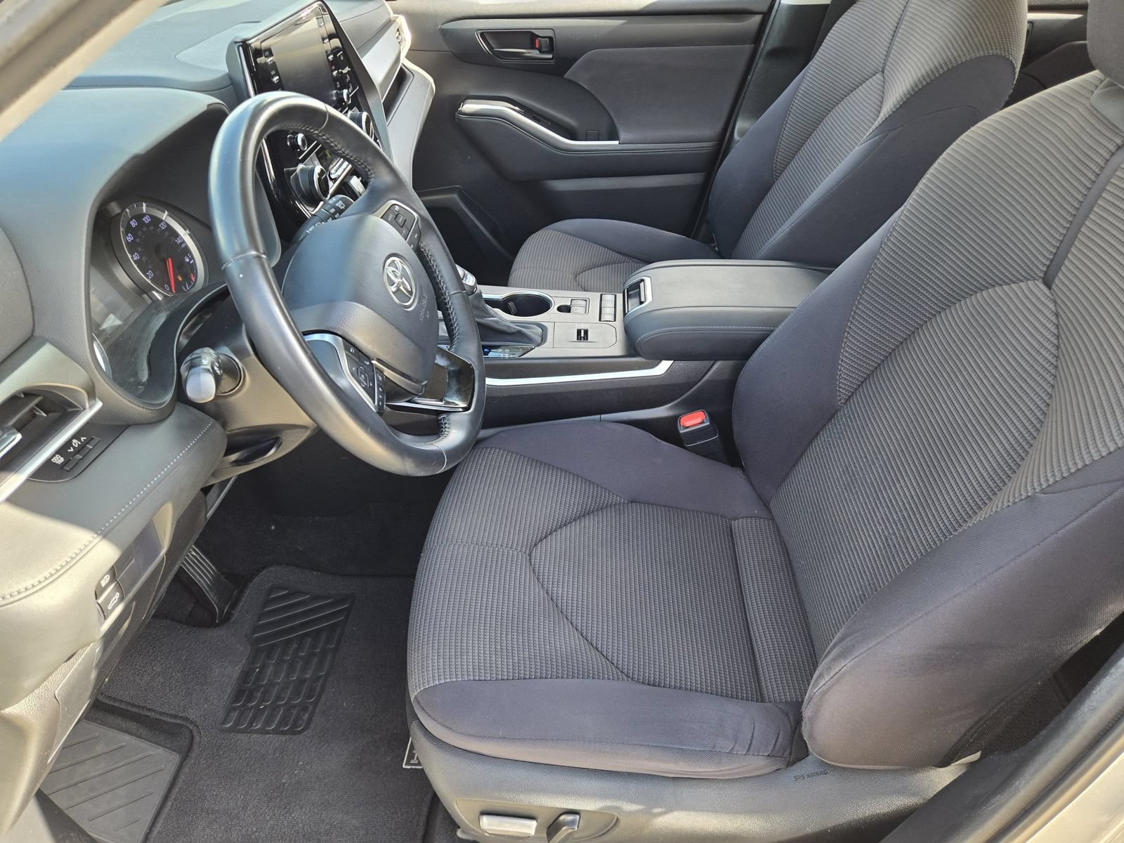Used 2021 Toyota Highlander LE FWD image 12