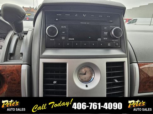 Used 2009 Chrysler Town & Country Touring image 27