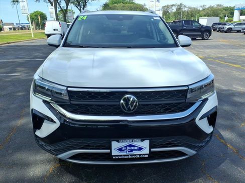 Used 2024 Volkswagen Taos SE w/ Panoramic Sunroof Package AWD/4WD image 2
