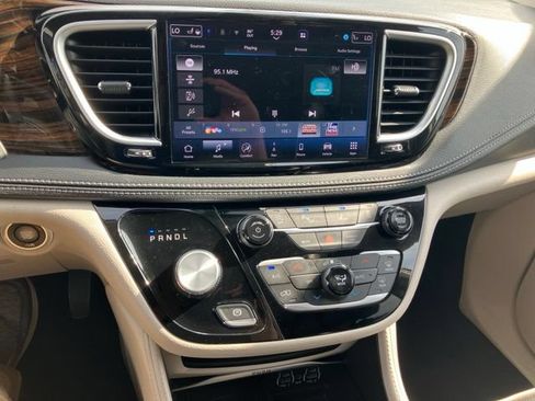 Used 2023 Chrysler Pacifica Limited FWD image 20
