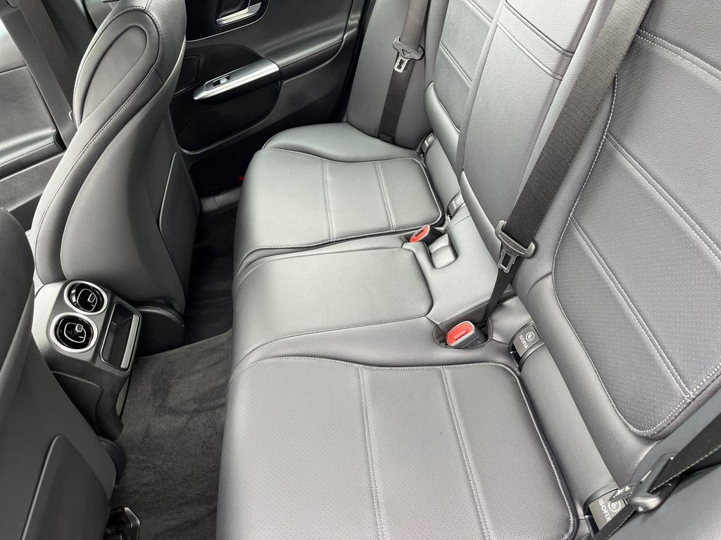 Used 2025 Mercedes-Benz C 300 4MATIC Sedan image 13