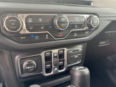 Used 2025 Jeep Wrangler Sahara image 28