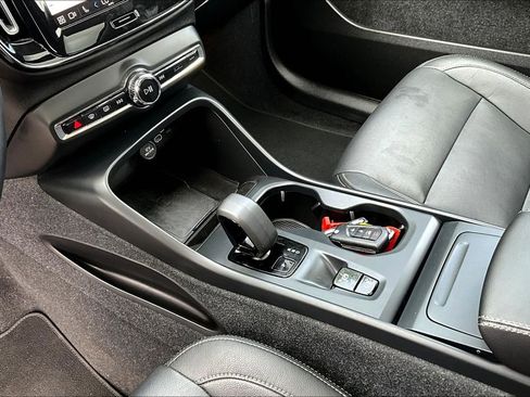 Used 2024 Volvo XC40 B5 Core image 19