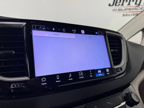 Used 2023 Chrysler Voyager LX FWD image 22