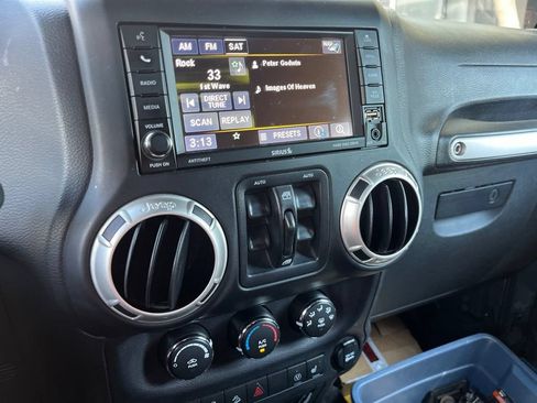 Used 2017 Jeep Wrangler Unlimited Rubicon w/ Cold Weather Group AWD/4WD image 4