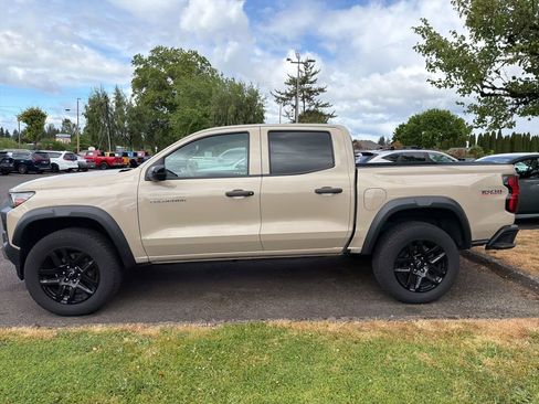 Used 2023 Chevrolet Colorado Trail Boss w/ Technology Package AWD/4WD image 2