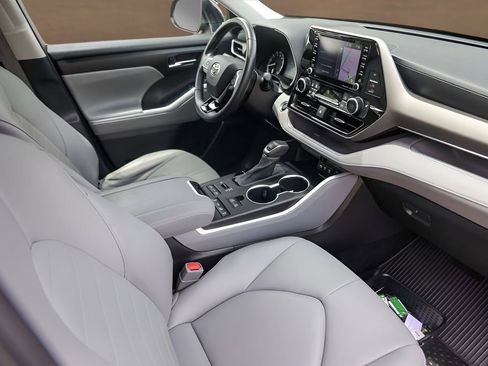 Used 2020 Toyota Highlander XLE AWD/4WD image 29