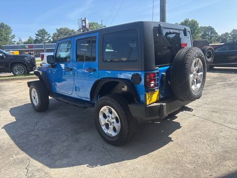Used 2016 Jeep Wrangler Unlimited Sport w/ Connectivity Group AWD/4WD image 7