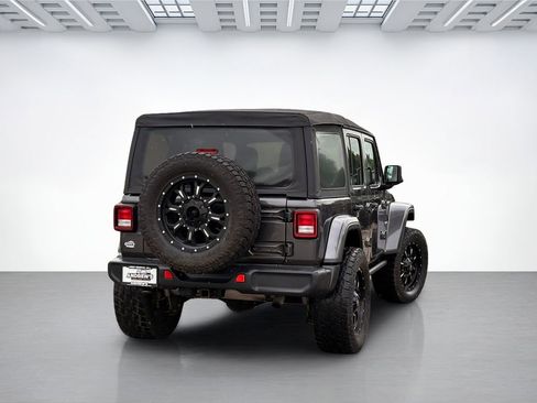 Used 2018 Jeep Wrangler Unlimited Sahara AWD/4WD image 9