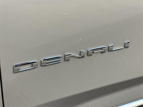 Used 2021 GMC Yukon XL Denali w/ Denali Premium Package image 31