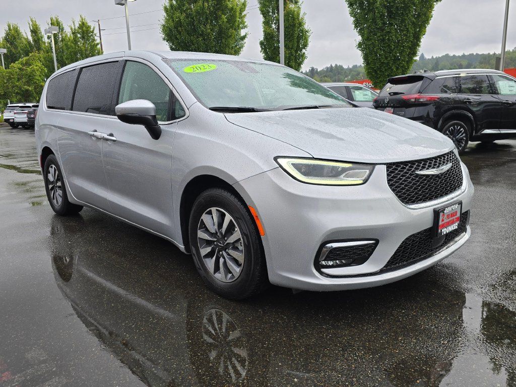Used 2023 Chrysler Pacifica Touring-L FWD image 3