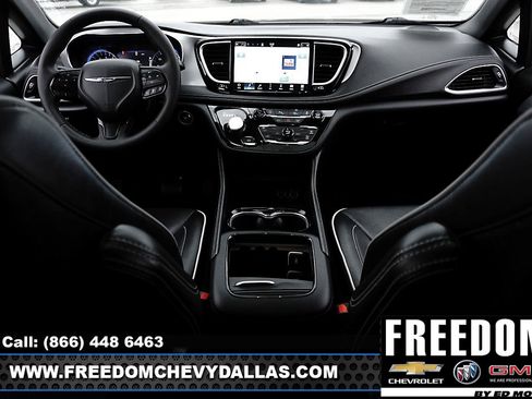 Used 2025 Chrysler Pacifica Limited image 7