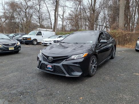 Used 2018 Toyota Camry SE image 3