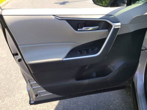 Used 2022 Toyota RAV4 XLE Premium image 18