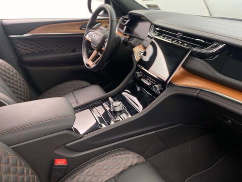 New 2025 Jeep Grand Cherokee Summit image 22