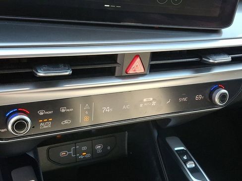 Used 2025 Kia Sorento EX w/ Panoramic Sunroof Package image 18